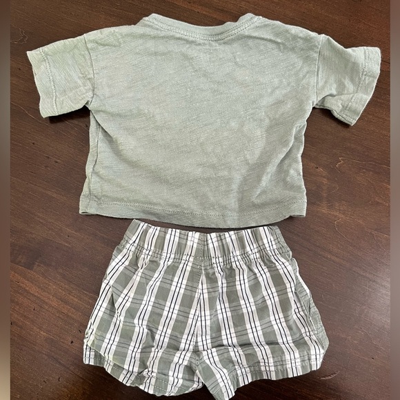 Name your price 🤍 Infant baby carters newborn t shirt shorts green outfit - Picture 4 of 5